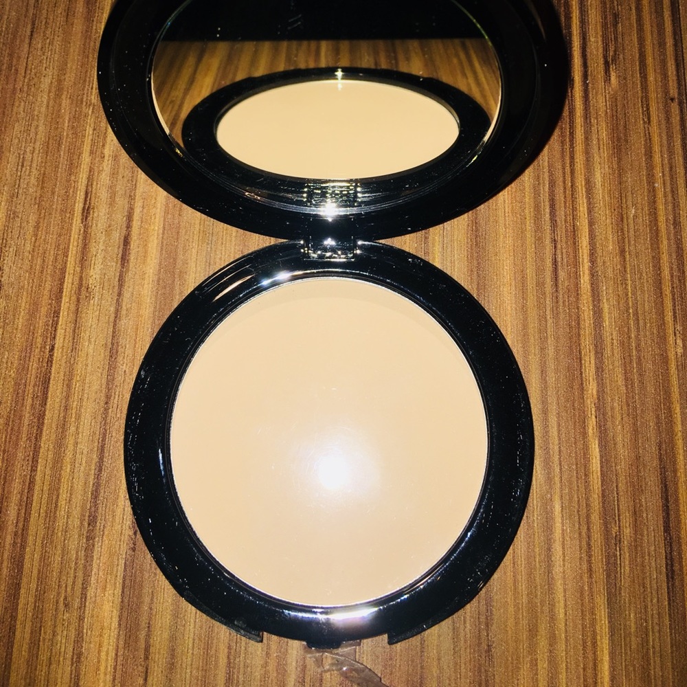 Brand new Quo HYDRA POWDER medium